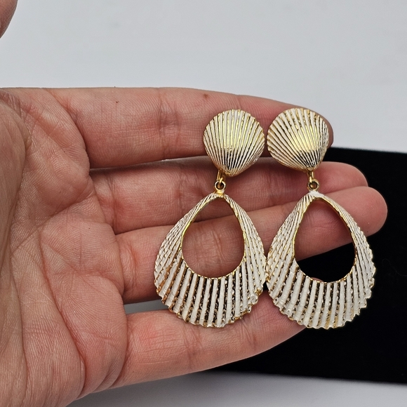 Vintage Screwback Gold Tone White Paint Stacked Sea Shell Drop Earrings - Picture 12 of 12